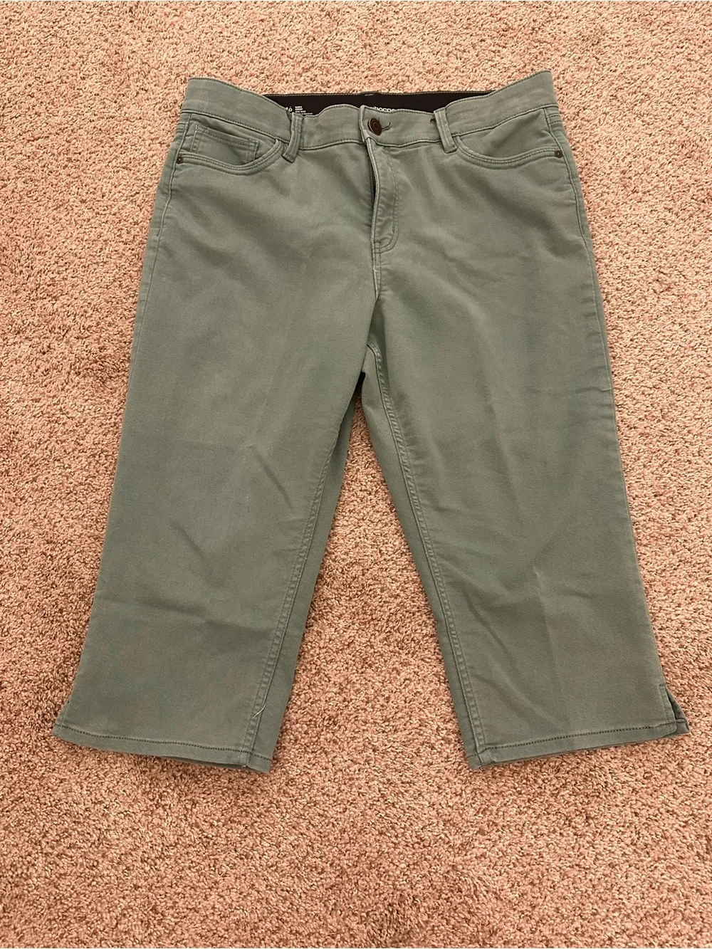 Liz Claiborne Cropped Capri Pants in Olive